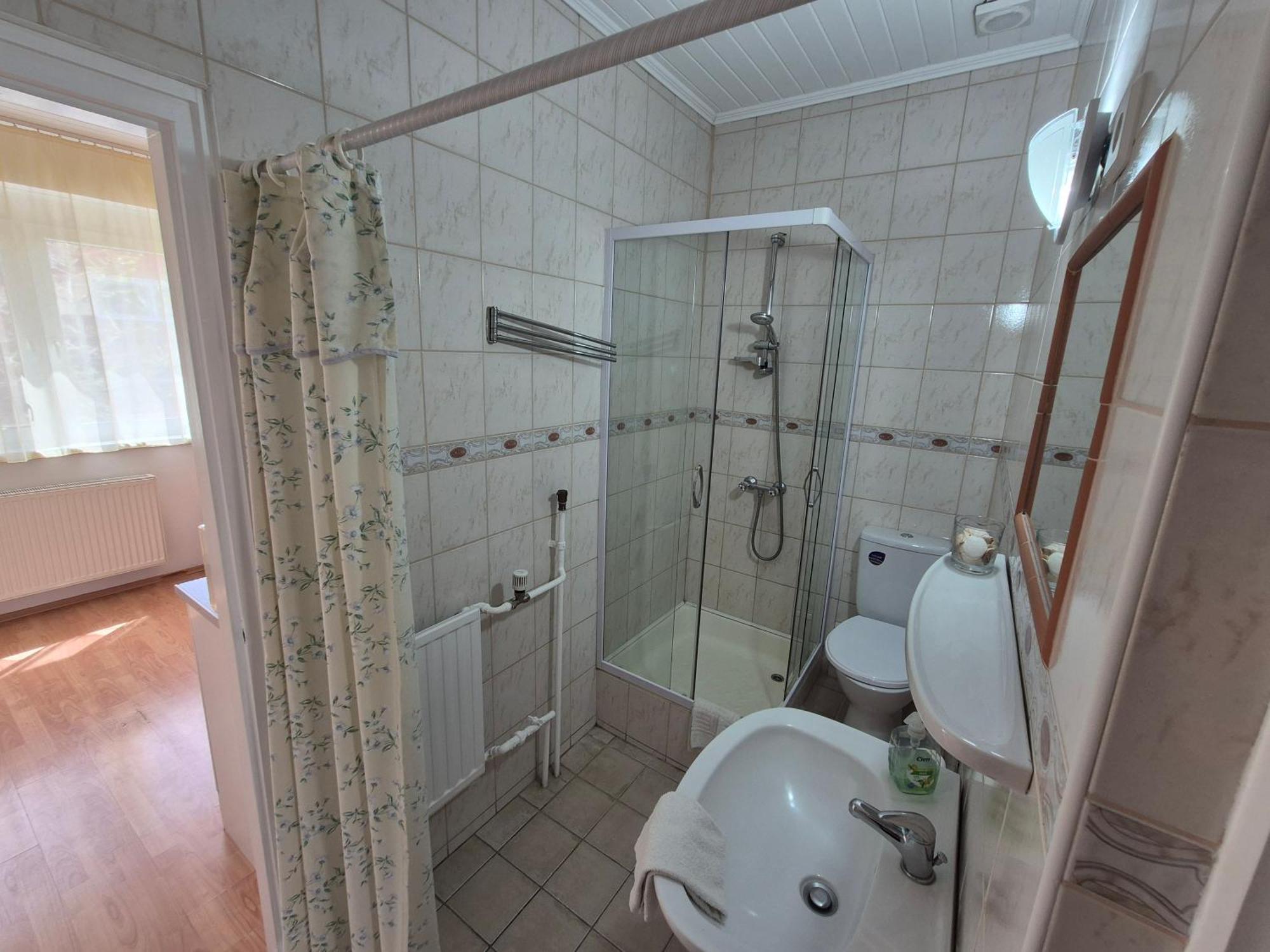 Roxanna Apartman Gyula Bagian luar foto
