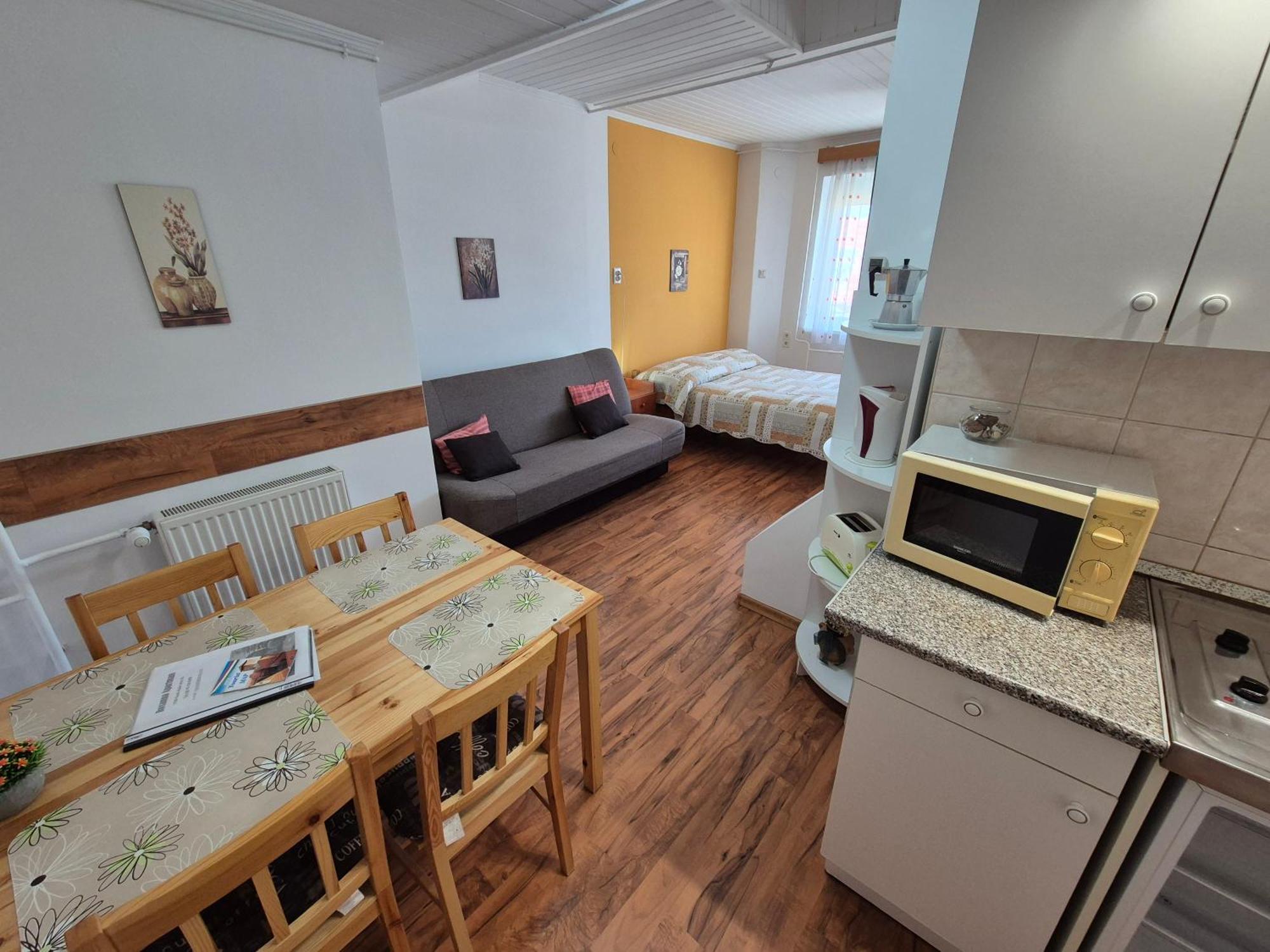 Roxanna Apartman Gyula Bagian luar foto